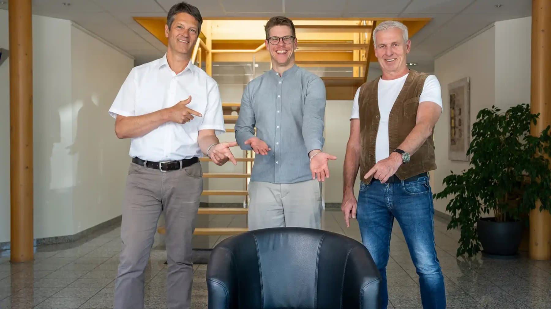Drei Partner der Kanzlei GGK im Eingangsbereich
