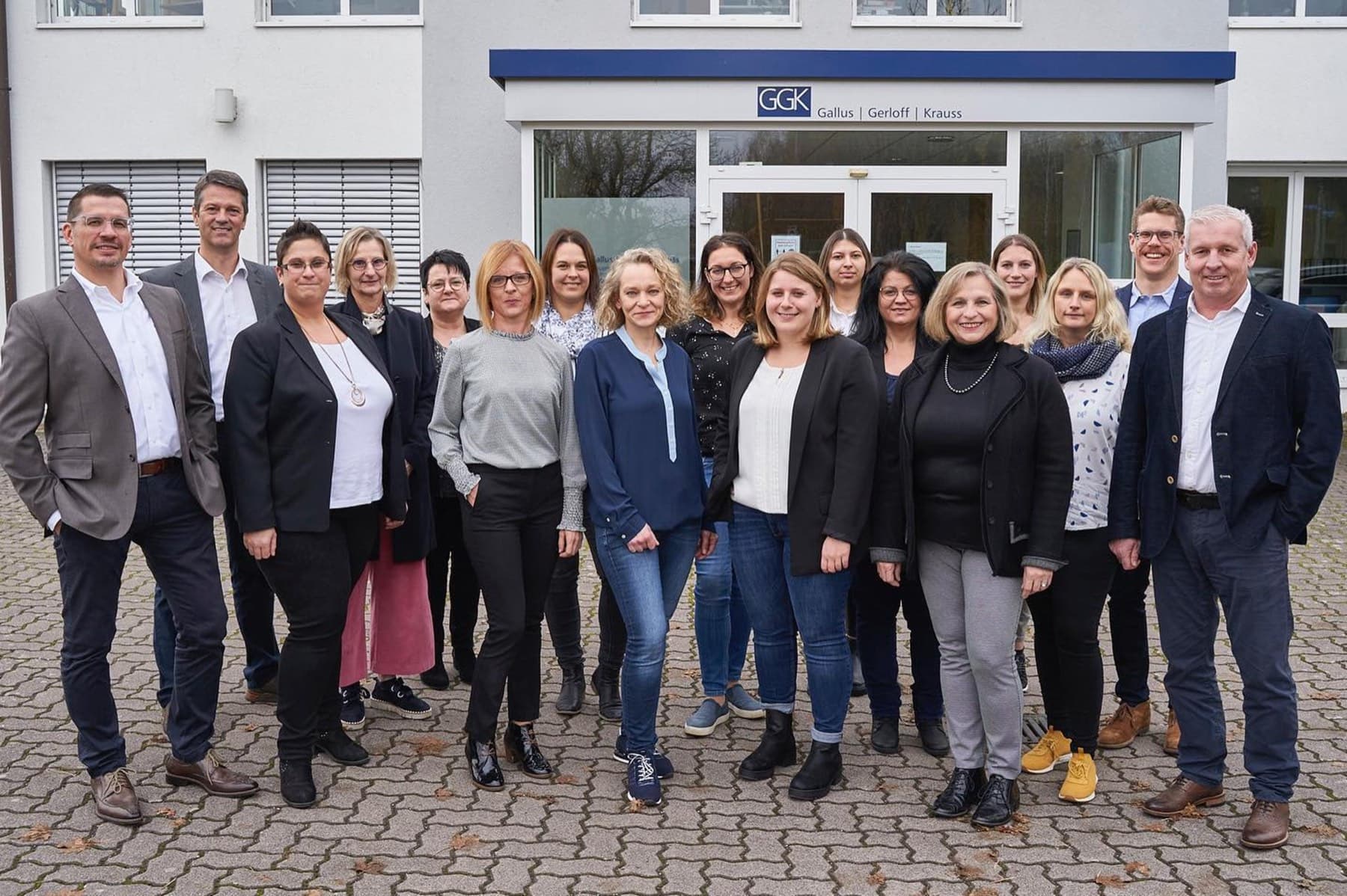 Das Team der Kanzlei GGK vor dem Kanzleigebäude