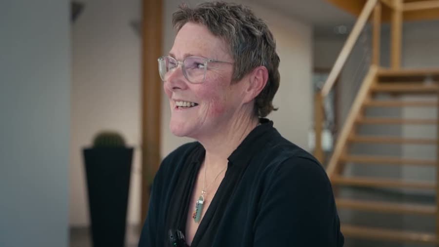Videostandbild: Ulrike Braunstein, Lohnsachbearbeiterin